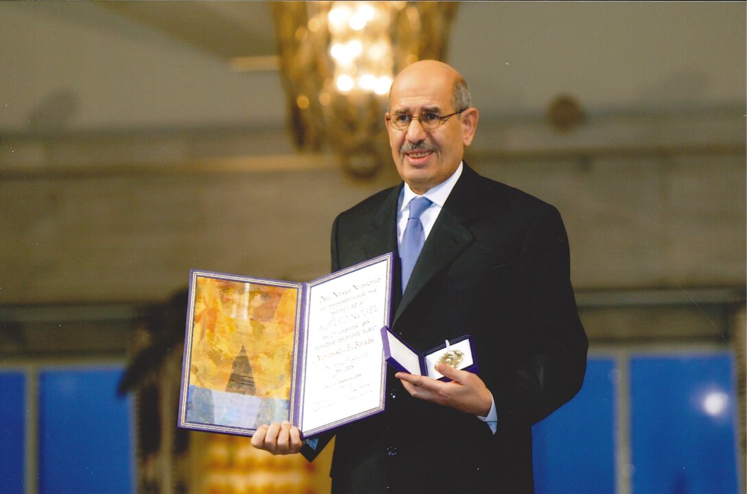 manbet手机版穆罕默德·巴拉迪和他的诺贝尔奖奖章和文凭