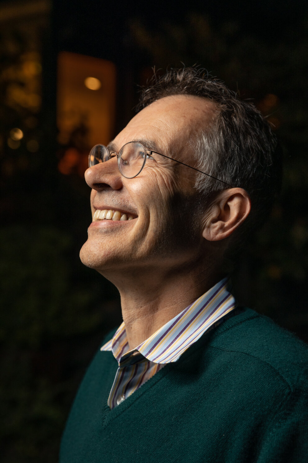 manbet手机版近距离拍摄的Guido Imbens微笑着仰望天空。