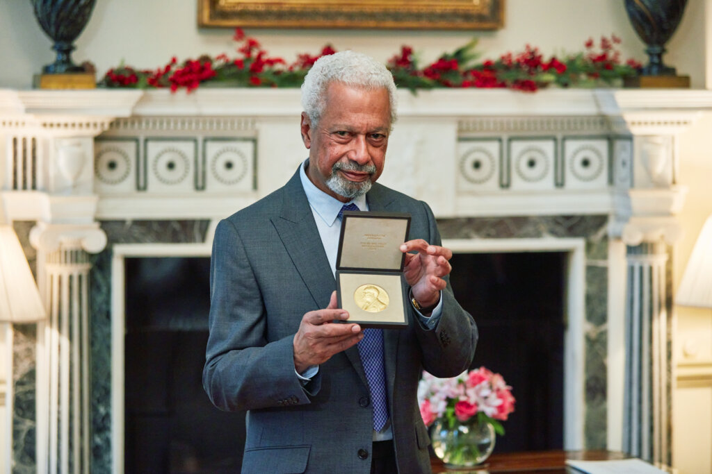 manbet手机版阿卜杜勒拉扎克·古尔纳接受诺贝尔奖奖章和文凭