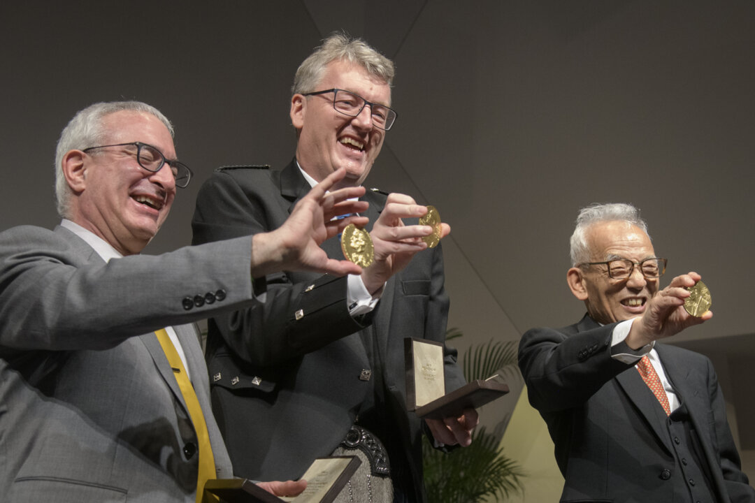 manbet手机版经济学奖得主约书亚·安格里斯特、化学奖得主大卫·麦克米伦和物理学奖得主马边修郎