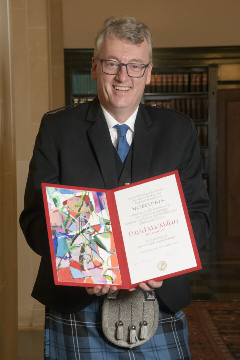 manbet手机版大卫·麦克米伦接受诺贝尔奖奖章和文凭