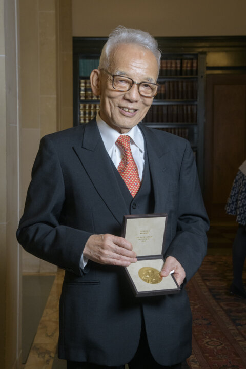 manbet手机版Syukuro Manabe接受诺贝尔和平奖奖章及证书