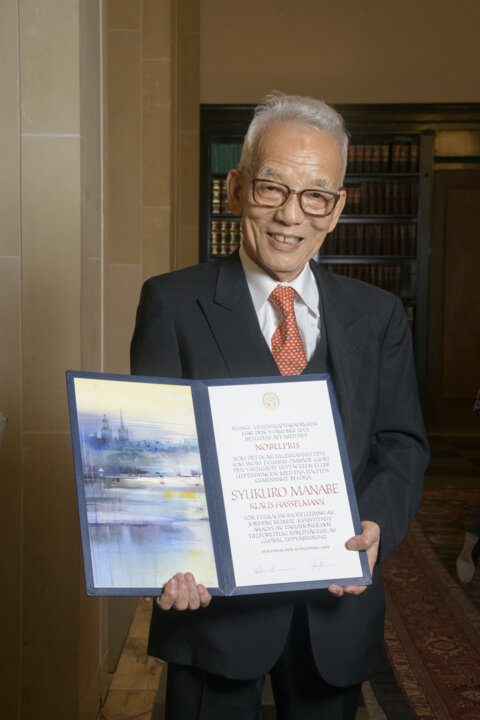 manbet手机版Syukuro Manabe接受诺贝尔和平奖奖章及证书