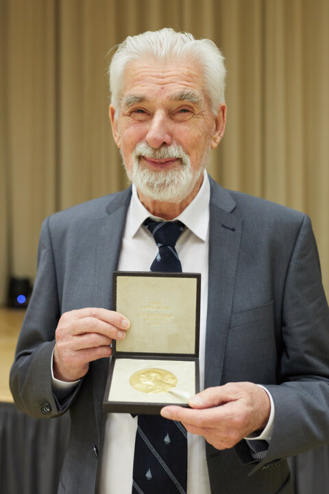 manbet手机版克劳斯Hasselmann接受诺贝尔和平奖奖章及证书
