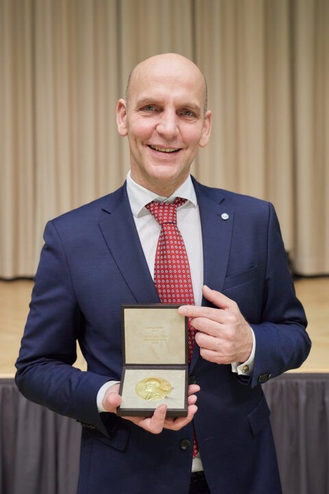 manbet手机版本杰明·李斯特接受诺贝尔奖奖章和证书