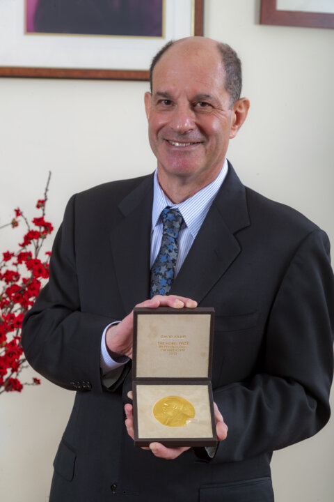 manbet手机版大卫·朱利叶斯接受诺贝尔奖奖章
