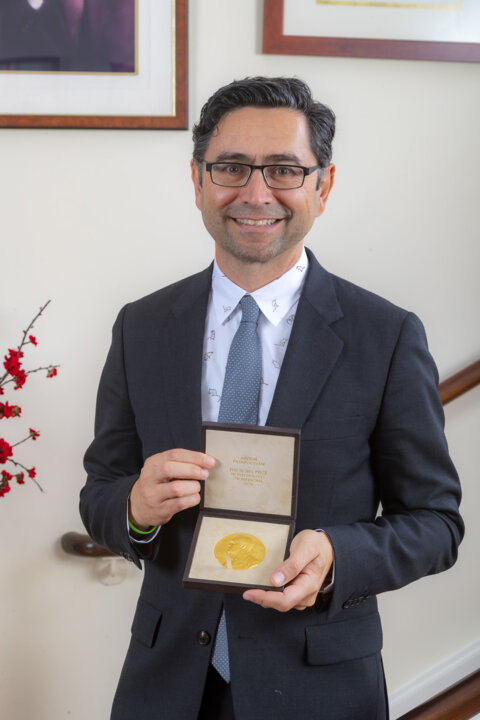 manbet手机版Ardem Patapoutian接受诺贝尔奖奖章
