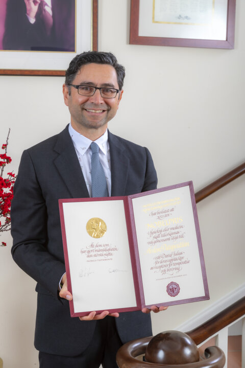 manbet手机版Ardem Patapoutian展示他的诺贝尔奖证书。