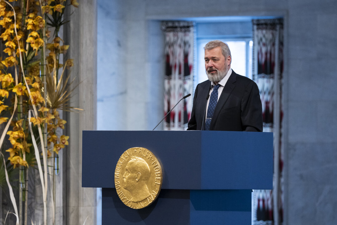 manbet手机版德米特里•穆拉托夫delivering his Nobel Prize lecture