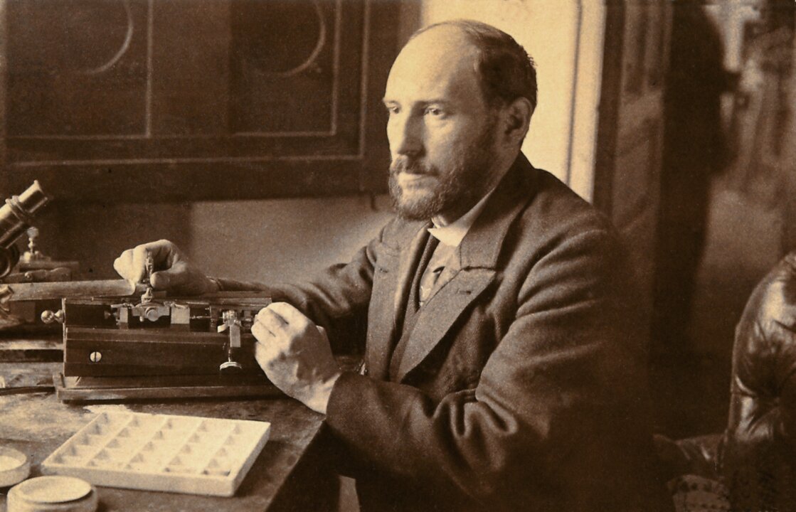 manbet手机版圣地亚哥·拉蒙-卡哈尔在办公桌上,1890年。