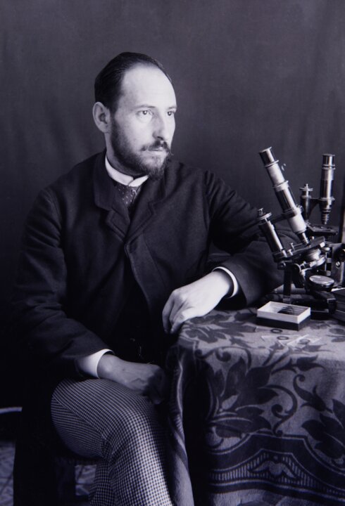 manbet手机版圣地亚哥·拉蒙-卡哈尔在他实验室的自画像