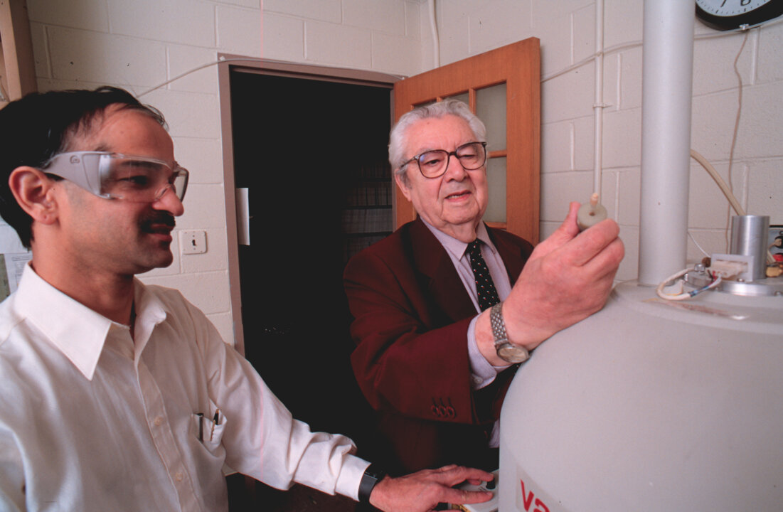 manbet手机版博士后研究员P.V. Ramachandran和Herbert C. Brown教授使用11B核磁共振波谱监测反应