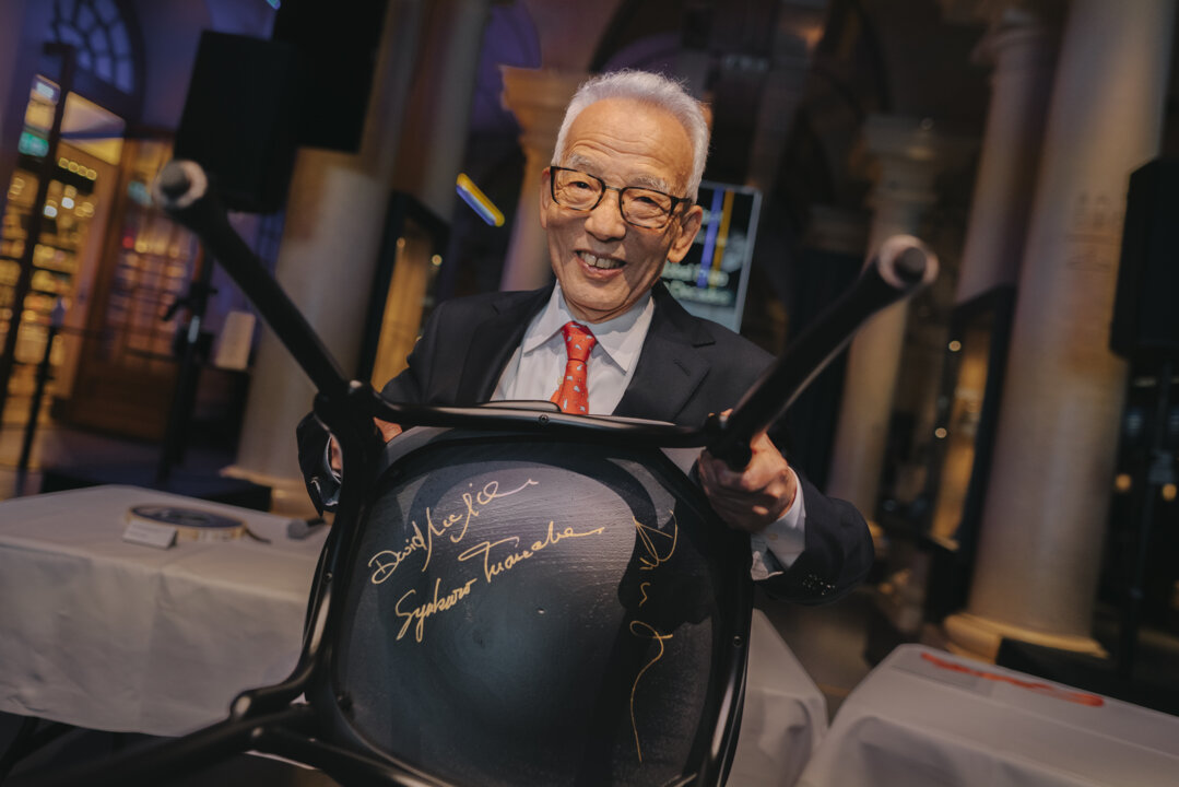 manbet手机版物理学奖得主Syukuro Manabe迹象一把椅子