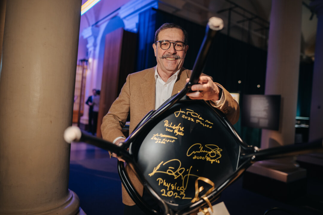 manbet手机版Alain Aspect在诺贝尔奖博物馆的椅子上签名狗万世界杯