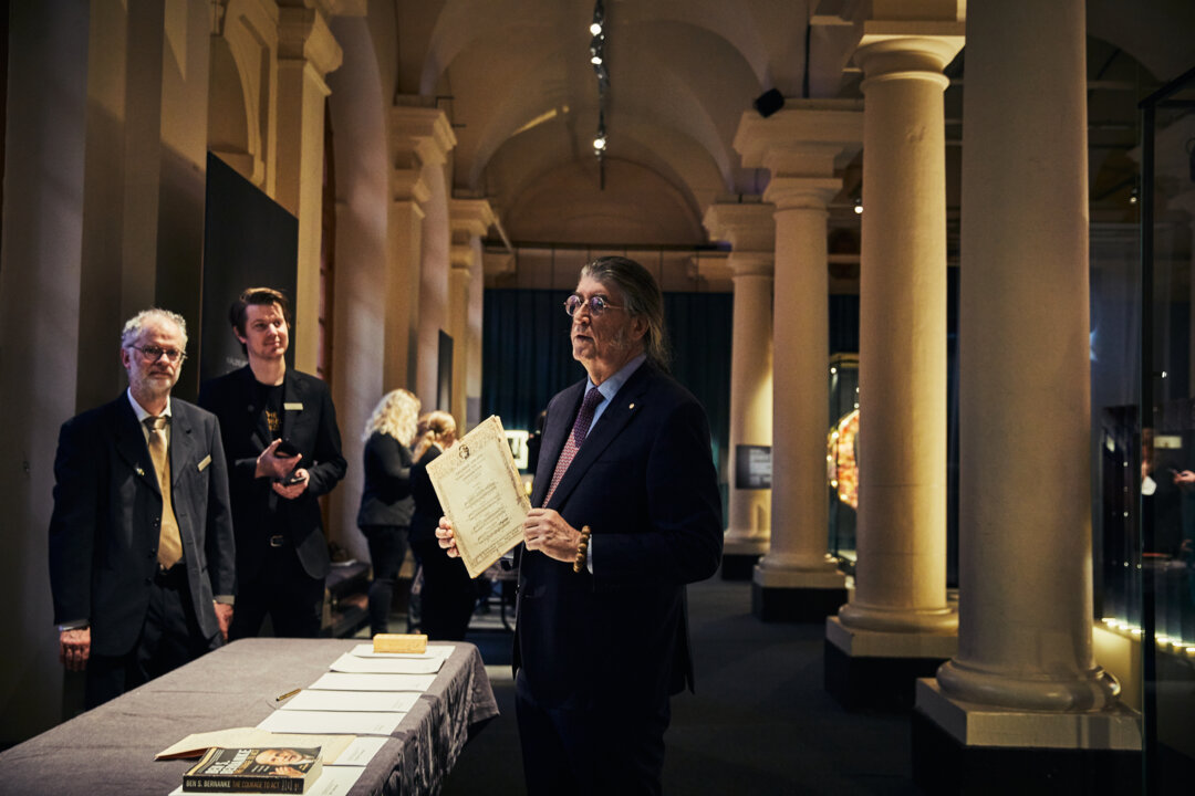 manbet手机版菲利普·迪维格向诺贝尔博物馆赠送礼物