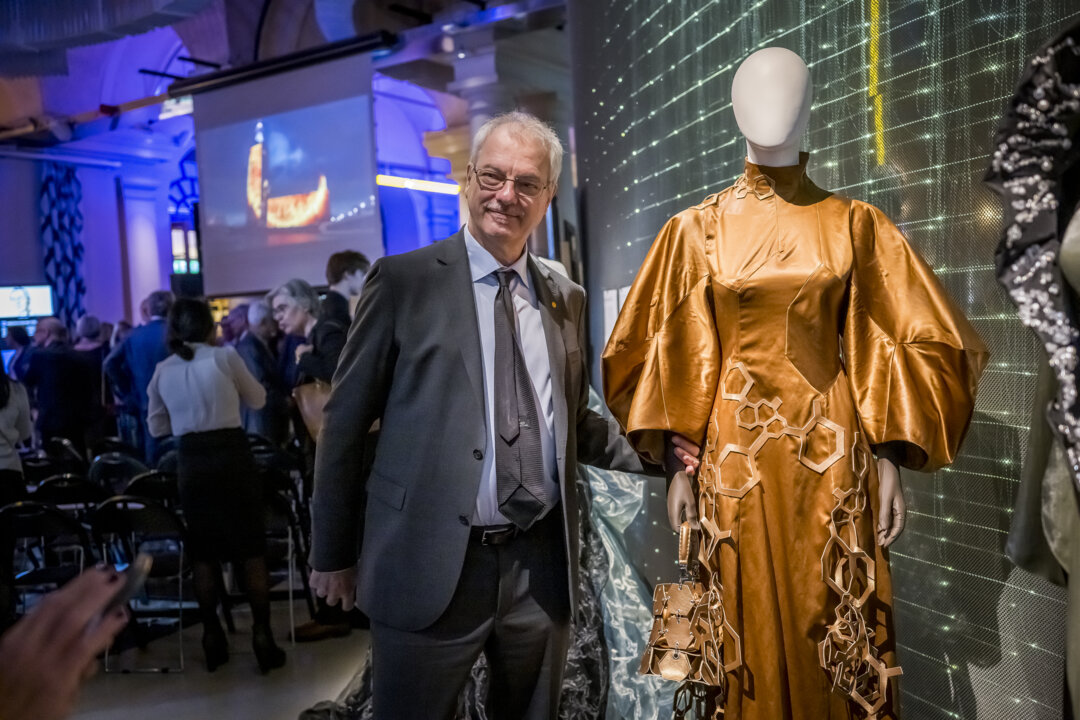 manbet手机版Morten Meldal站在一件灵感来自他的奖品的裙子前