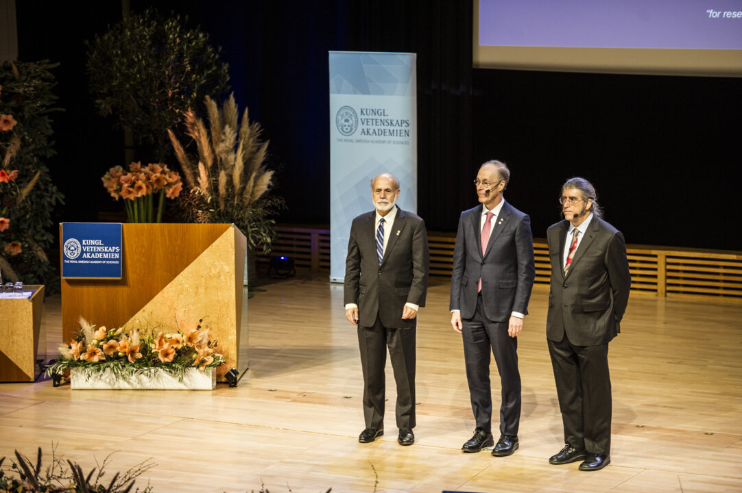 manbet手机版三位经济学奖得主都在台上集合