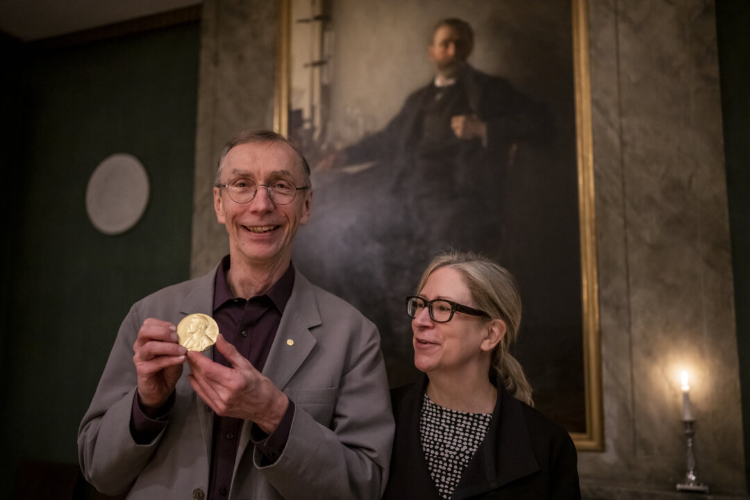 manbet手机版Svante Pääbo展示他的诺贝尔奖奖章