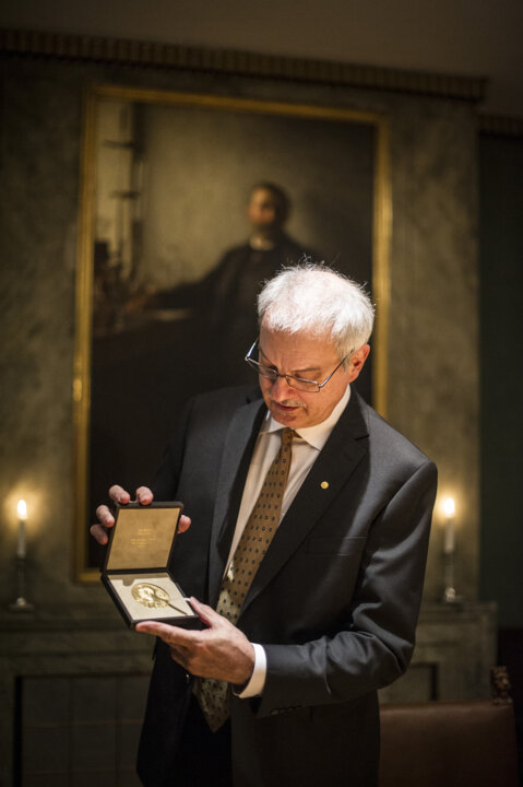 manbet手机版莫滕·梅尔达尔展示他的诺贝尔奖奖章
