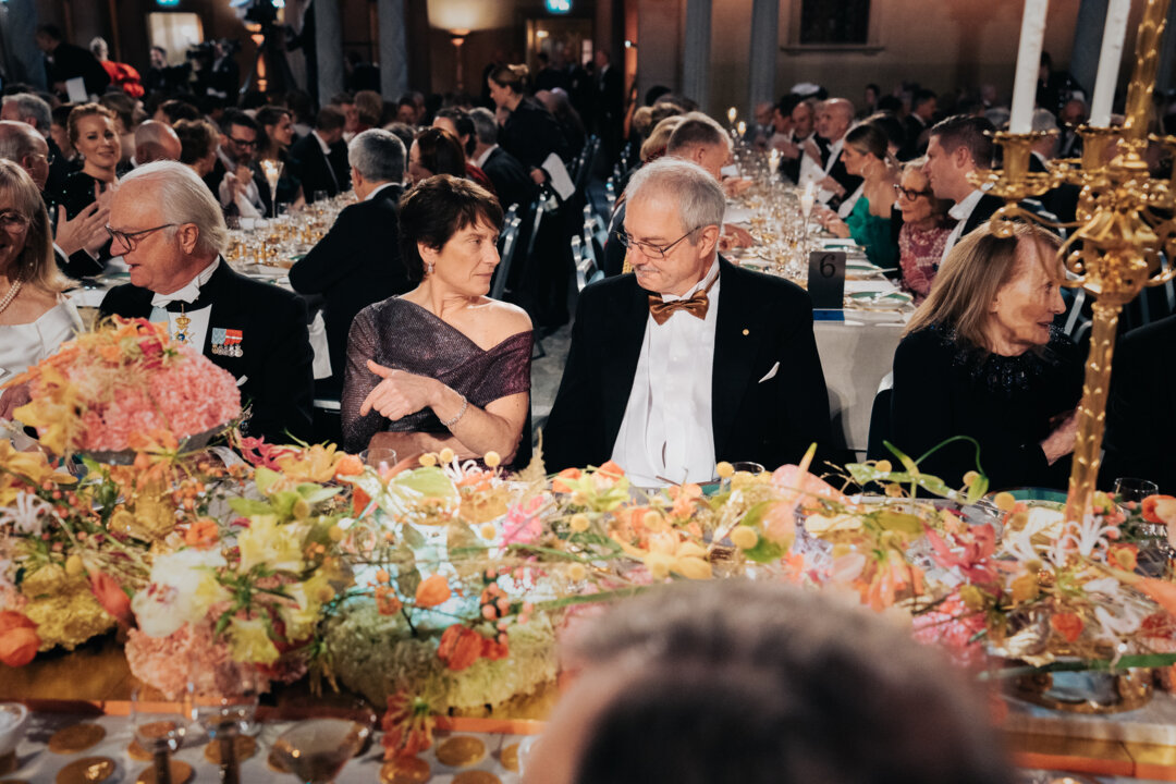 manbet手机版卡罗琳·贝尔托齐和莫滕·梅尔达尔在诺贝尔晚宴上
