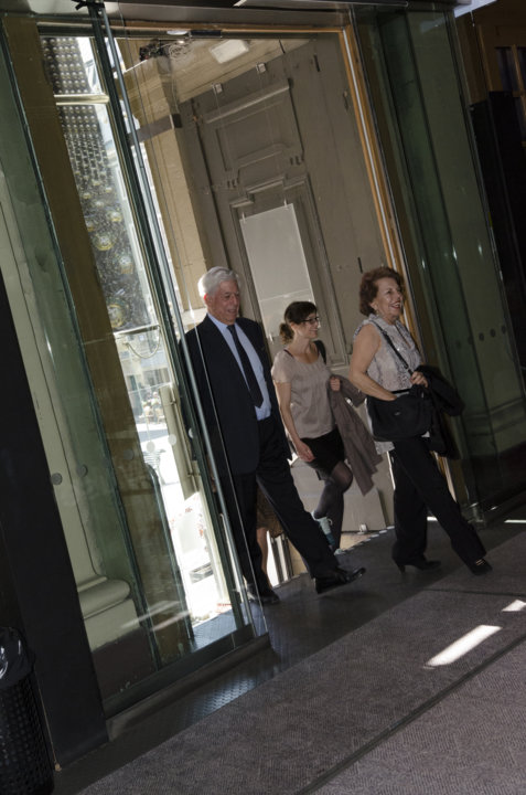 manbet手机版Mario Vargas略萨抵达斯德哥尔摩诺贝尔博物馆
