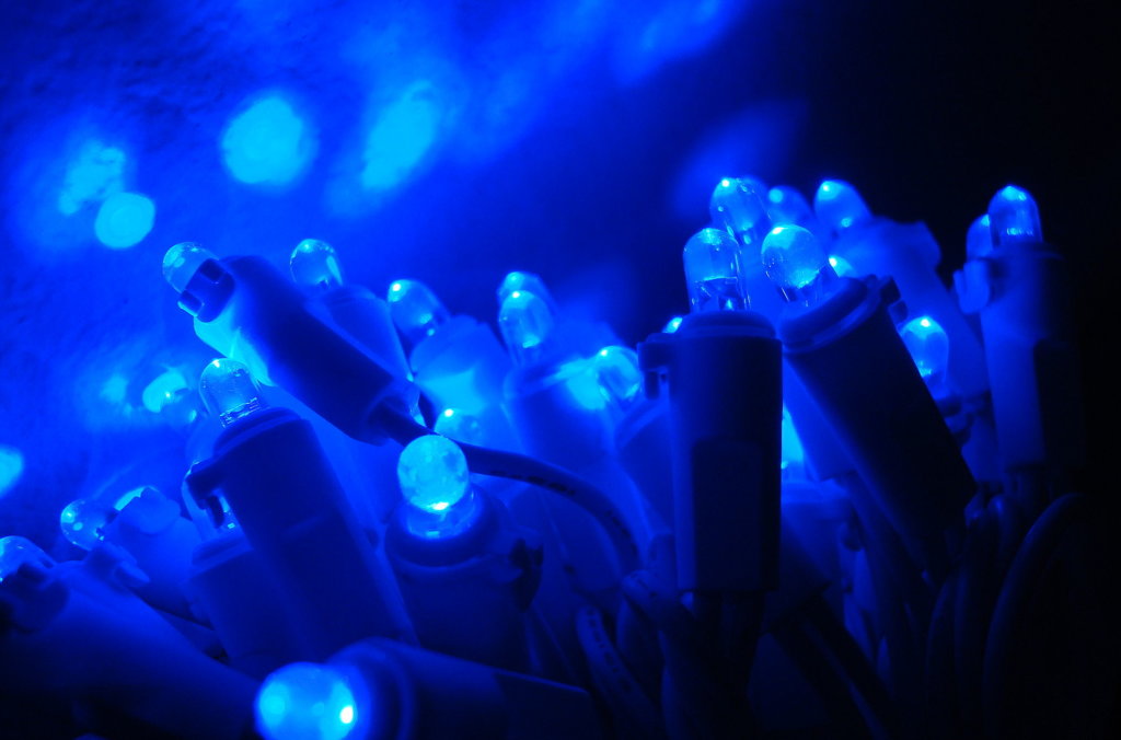 manbet手机版蓝色LED和反射
