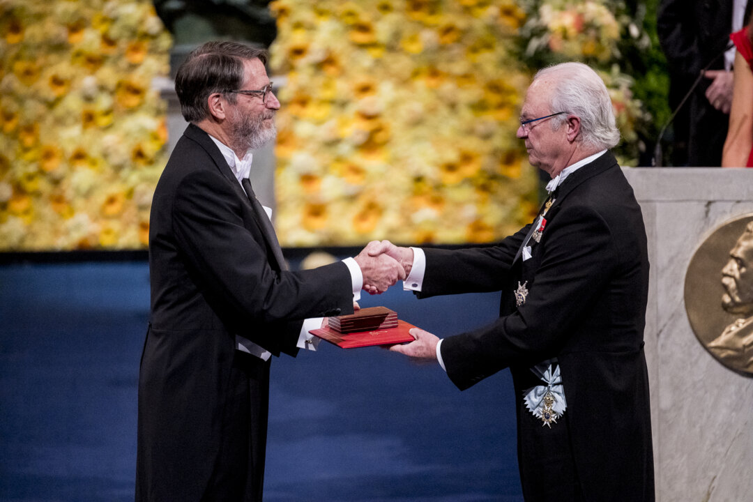 manbet手机版乔治·p·史密斯接受诺贝尔奖