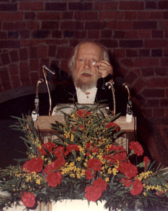 manbet手机版威廉·戈尔丁在宴会上发表演讲