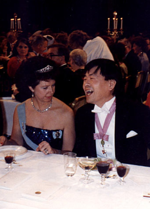 manbet手机版1987年12月10日，瑞典斯德哥尔摩市政厅举行的诺贝尔晚宴上，瑞典公主DÃ©sirÃ©e。