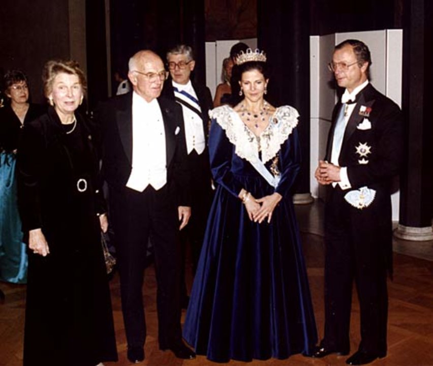 manbet手机版1990年12月10日，在瑞典斯德哥尔摩市政厅举行的诺贝尔晚宴上，约瑟夫·穆雷和他的妻子鲍比与国王卡尔十六世·古斯塔夫(右)和瑞典王后西尔维亚(右二)在一起。