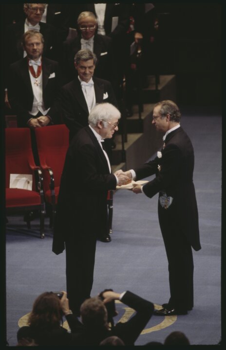 manbet手机版谢默斯·希尼1995年获奖