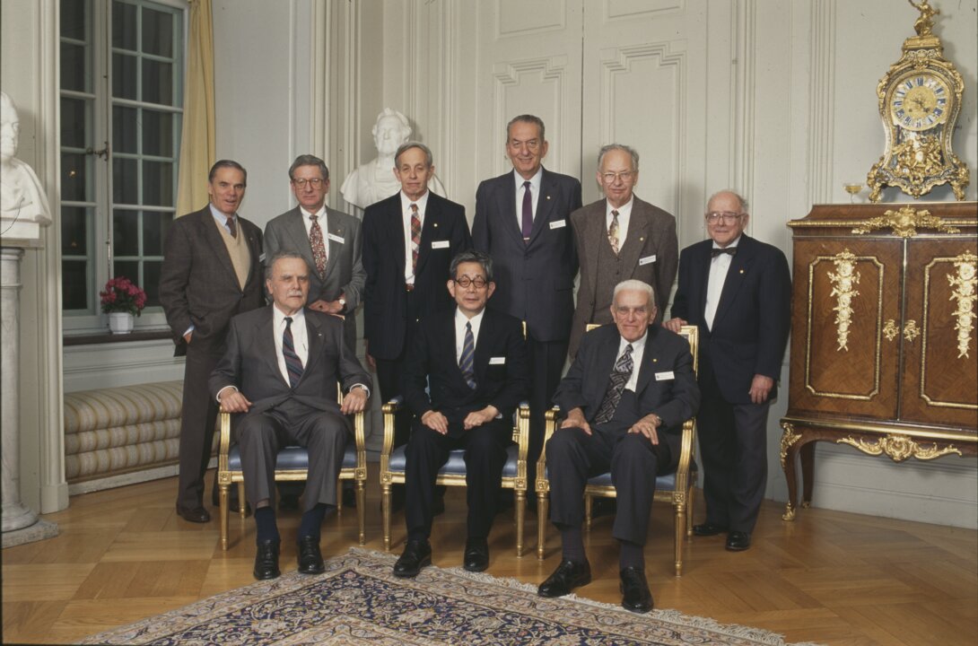 manbet手机版1994年的获奖者聚集在斯德哥尔摩的瑞典学院