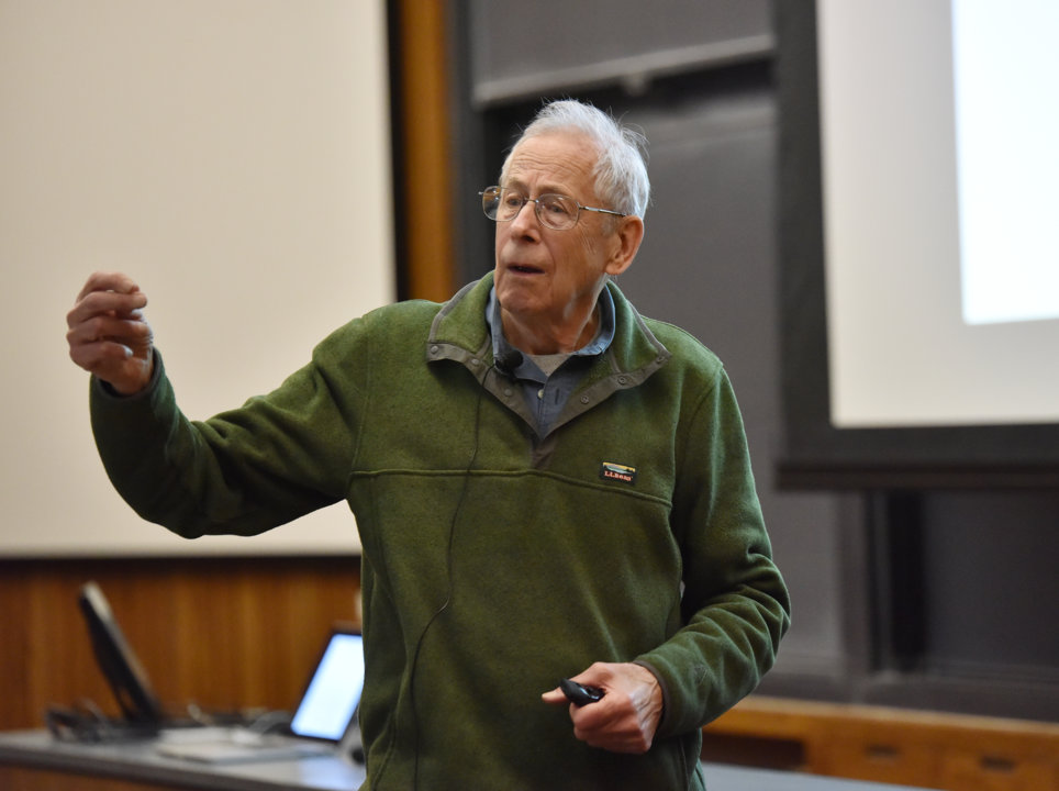 manbet手机版詹姆斯·皮布尔斯在普林斯顿大学讲课。