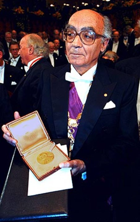 manbet手机版JosÃ©Saramago展示他的诺贝尔奖章