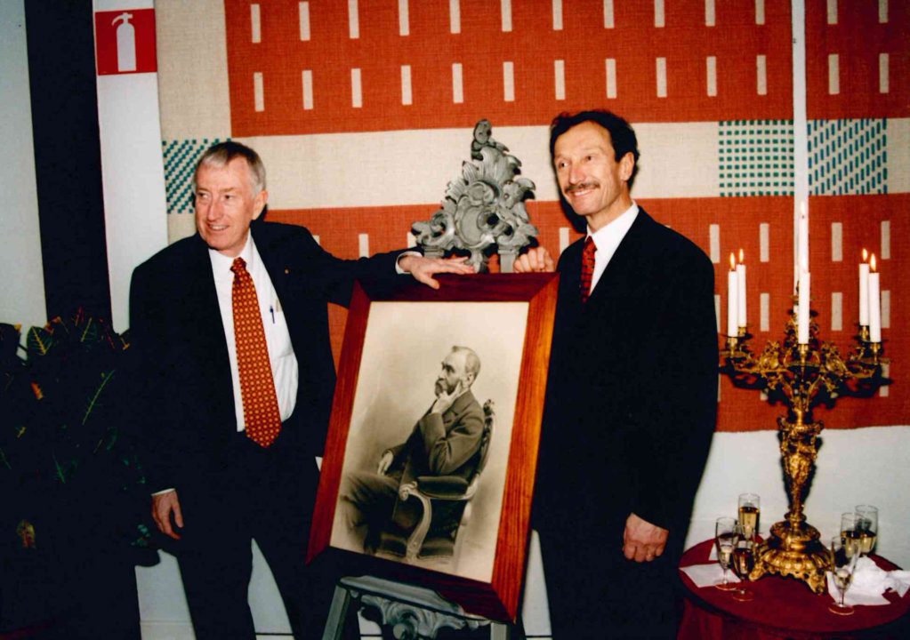 manbet手机版Peter Doherty和Rolf Zinkernagel摄于1996年