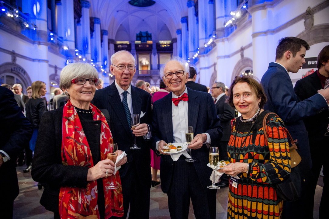 manbet手机版2014年12月9日，在斯德哥尔摩北欧博物馆举行的诺贝尔基金会招待会上，本特·萨缪尔森(左二)和他的妻子会见了2000年诺贝尔生理学或医学奖得主埃里克·坎德尔(左三)和妻子。