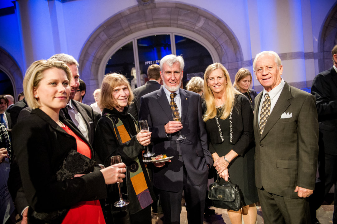 manbet手机版2014年12月9日，在斯德哥尔摩北欧博物馆举行的诺贝尔基金会招待会上，约翰·奥基夫在亲属的簇拥下。