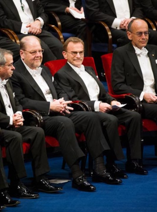 manbet手机版2013年12月10日，斯德哥尔摩音乐厅。manbet手机版从左起:James E. Rothman, Randy W. Schekman和Thomas C. SÃ¼dhof。