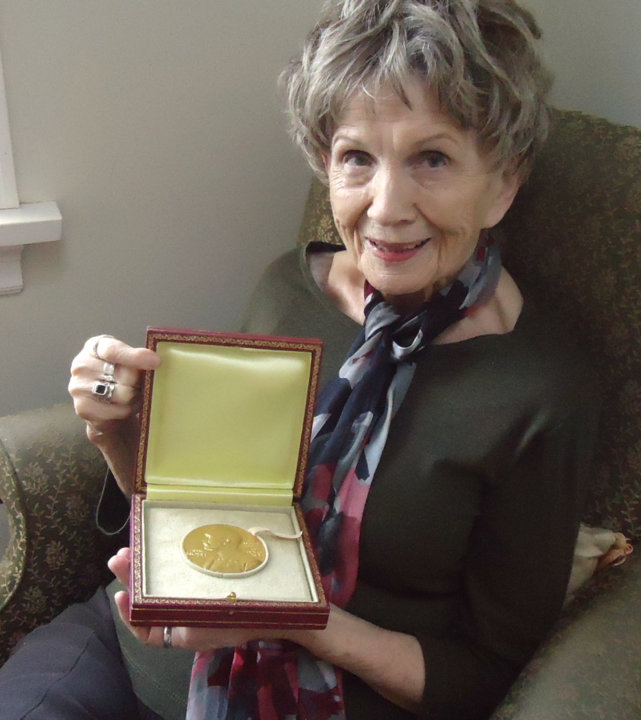 manbet手机版爱丽丝Munro和她的诺贝尔奖章。manbet手机版照片:希拉Munro,版权©诺贝尔基金会