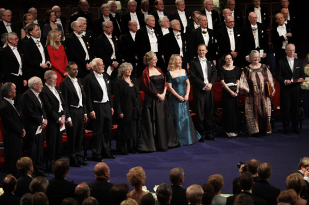 manbet手机版2009年诺贝尔奖得主站在瑞典国歌前