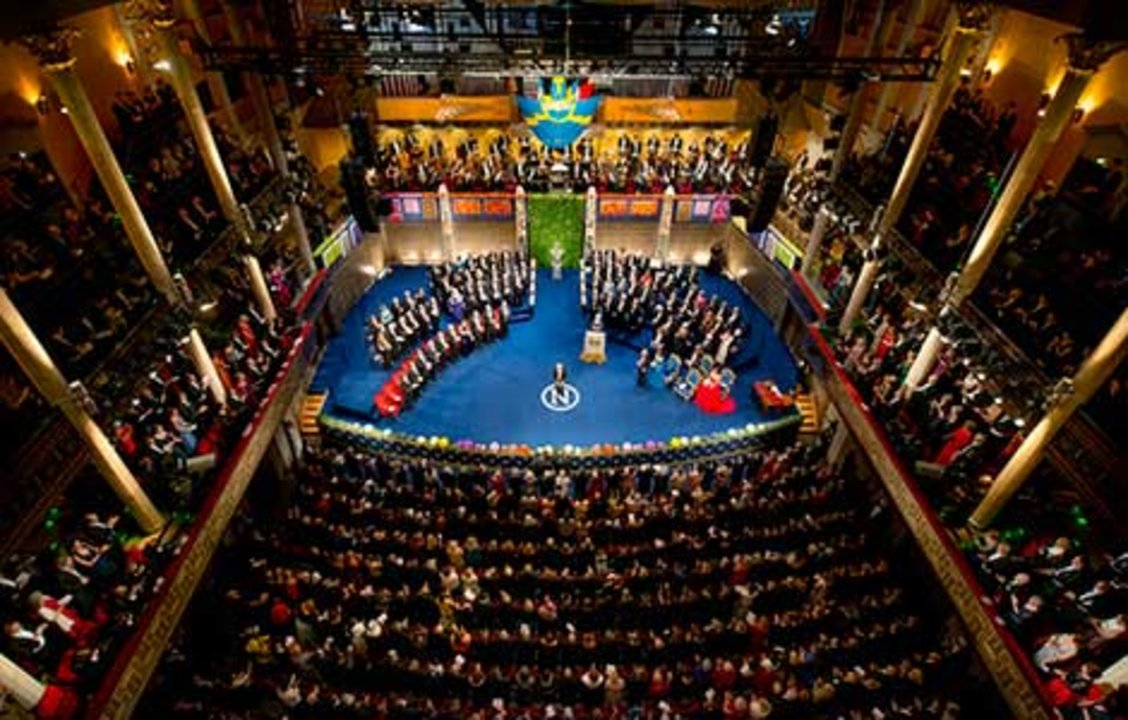 manbet手机版赤崎勇接受诺贝尔奖。manbet手机版诺贝尔奖颁奖典礼在斯德哥尔摩音乐厅举行