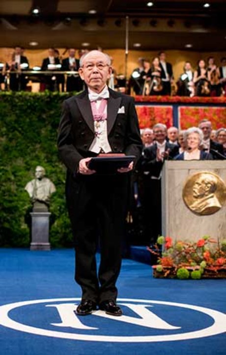 manbet手机版赤崎勇在斯德哥尔摩音乐厅接受诺贝尔奖后
