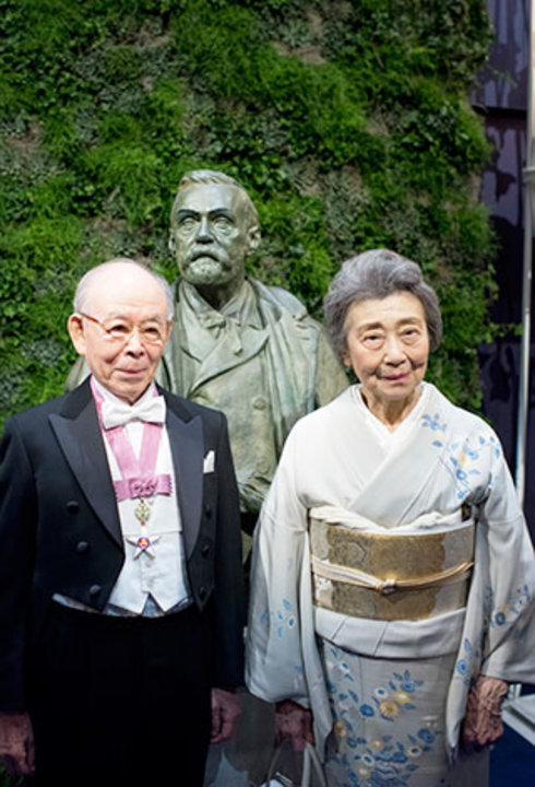 manbet手机版在斯德哥尔摩音乐厅举行的诺贝尔奖颁奖典礼后，赤崎勇和他的妻子赤崎亮子夫人站在舞台上。狗万世界杯