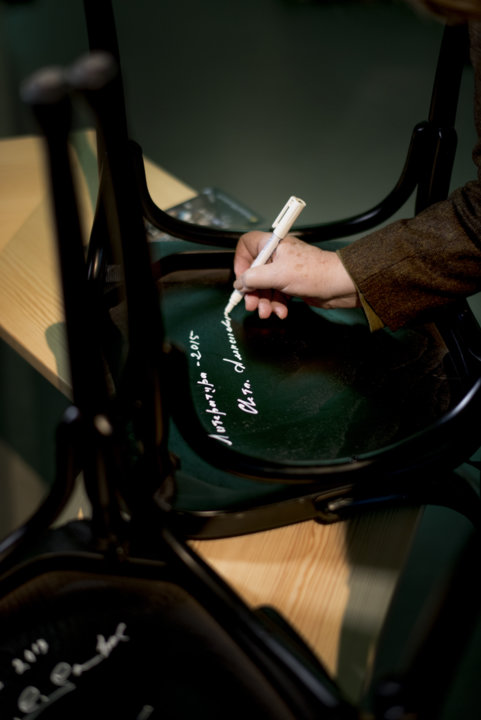 manbet手机版与之前的许多诺贝尔奖得主一样，斯维特拉娜·阿列克谢耶维奇于2015年12月6日在斯德哥尔摩诺贝尔博物馆的诺贝尔小酒馆椅子上签名。