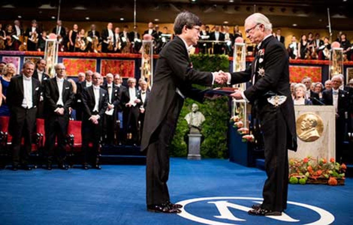 manbet手机版天野浩从瑞典国王卡尔十六世·古斯塔夫手中接过诺贝尔奖