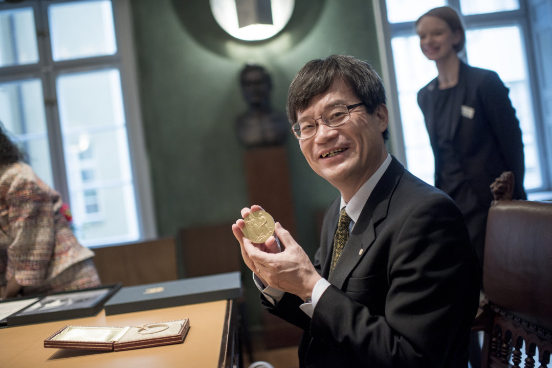 manbet手机版2014年12月12日，天野浩在访问诺贝尔基金会期间展示他的诺贝尔奖章。