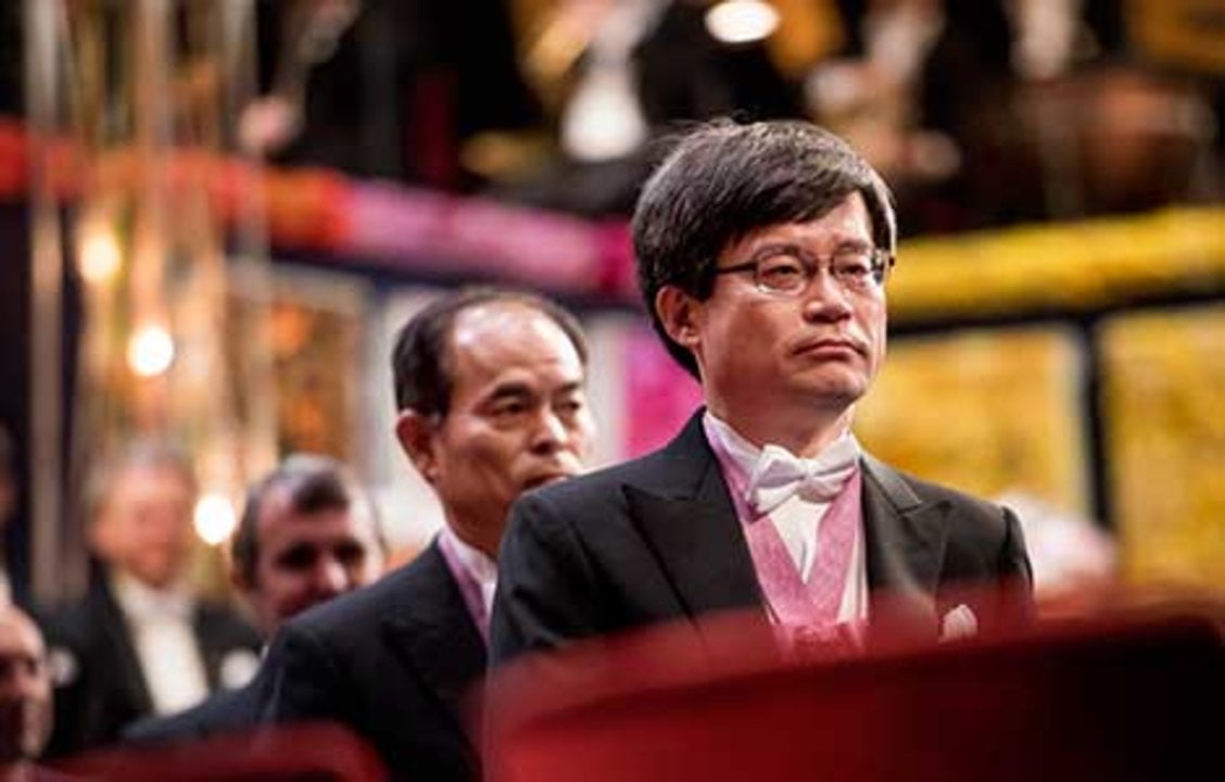 manbet手机版天野浩在诺贝尔奖颁奖典礼上。狗万世界杯