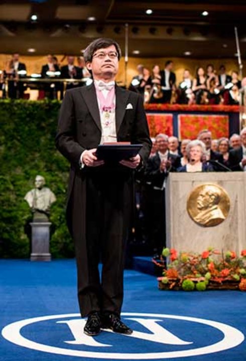 manbet手机版天野浩在斯德哥尔摩音乐厅接受诺贝尔奖后