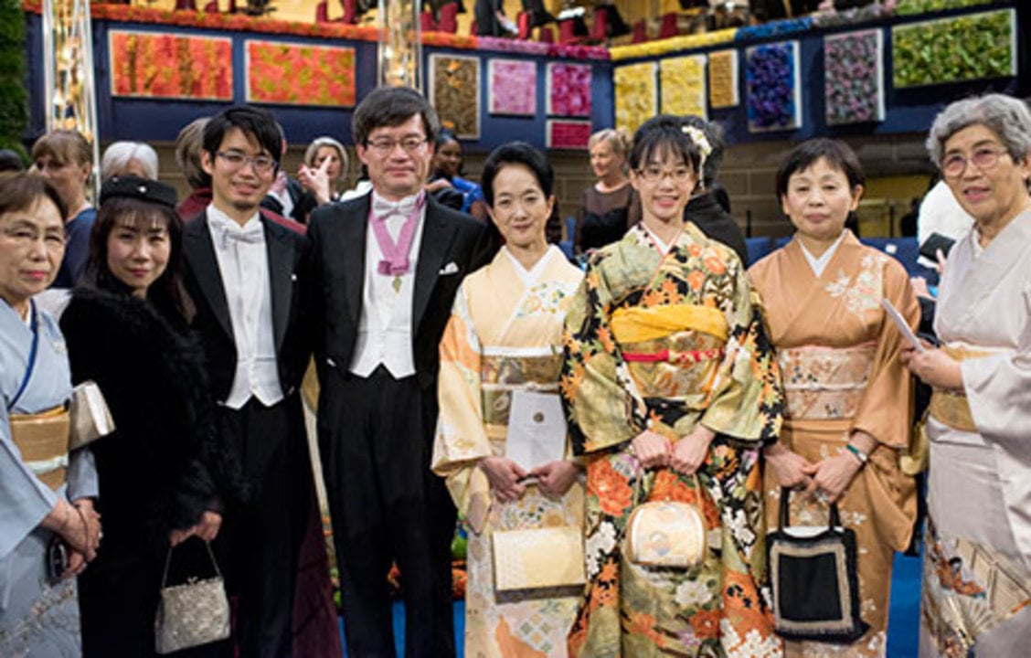 manbet手机版2014年12月10日，在斯德哥尔摩音乐厅举行的诺贝尔奖颁奖典礼后，天野浩与家人和亲戚站在台上。狗万世界杯