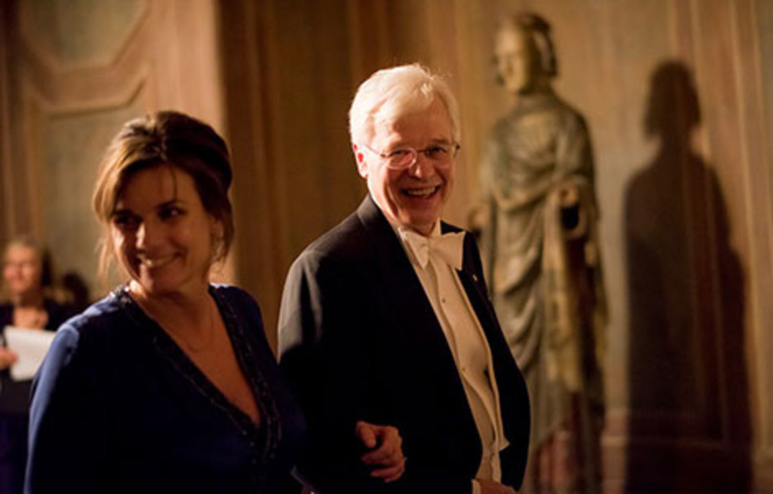 manbet手机版本格特Holmström准备与国际发展合作部长伊莎贝拉Lövin一起进入斯德哥尔摩市政厅蓝色大厅参加诺贝尔晚宴